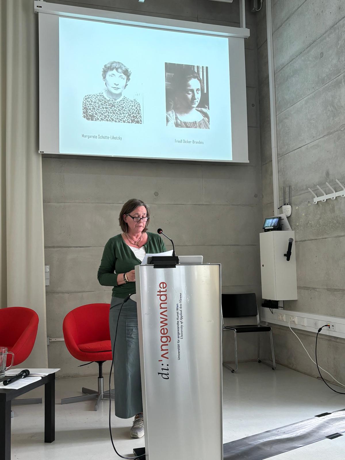 Christine Oertel vom MSL Zentrum während ihres Vortrags ”Erfolgreich – vergessen – wiederentdeckt? Architektinnen vor und nach dem Krieg”