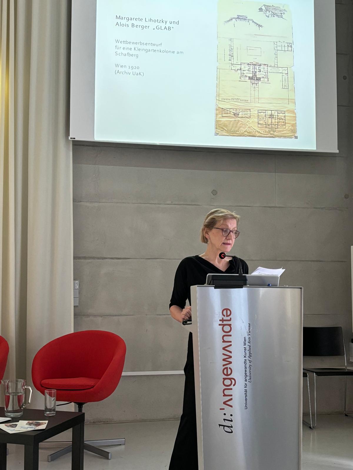 Christine Zwingl vom MSL Zentrum während ihres Vortrags ”Aus Wien in die Welt. Margarete Schütte-Lihotzkys Wege”