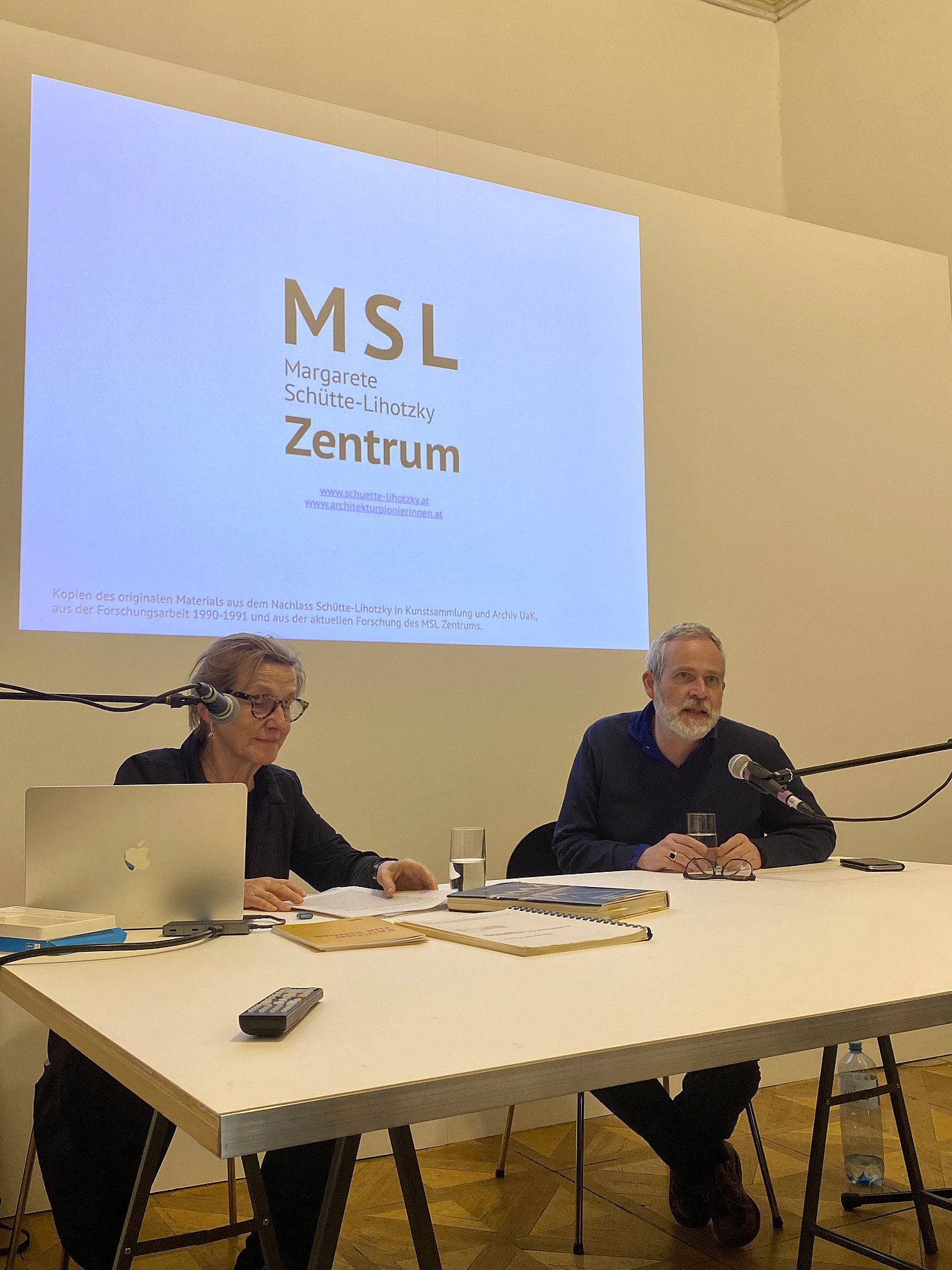 Links: Christine Zwingl (MSL Zentrum) Rechts: Robert Müller (UaK Kunstsammlung und Archiv) 
