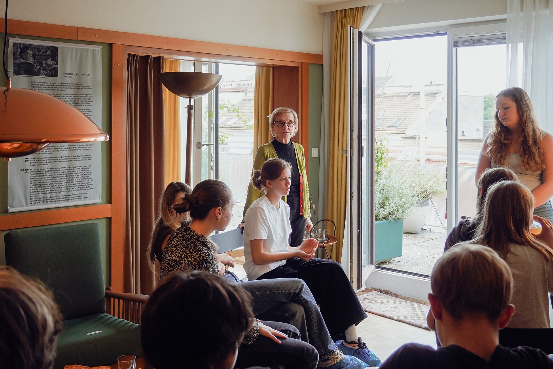 Schüler*innen der Klasse BG Mödling mit Christine Zwingl