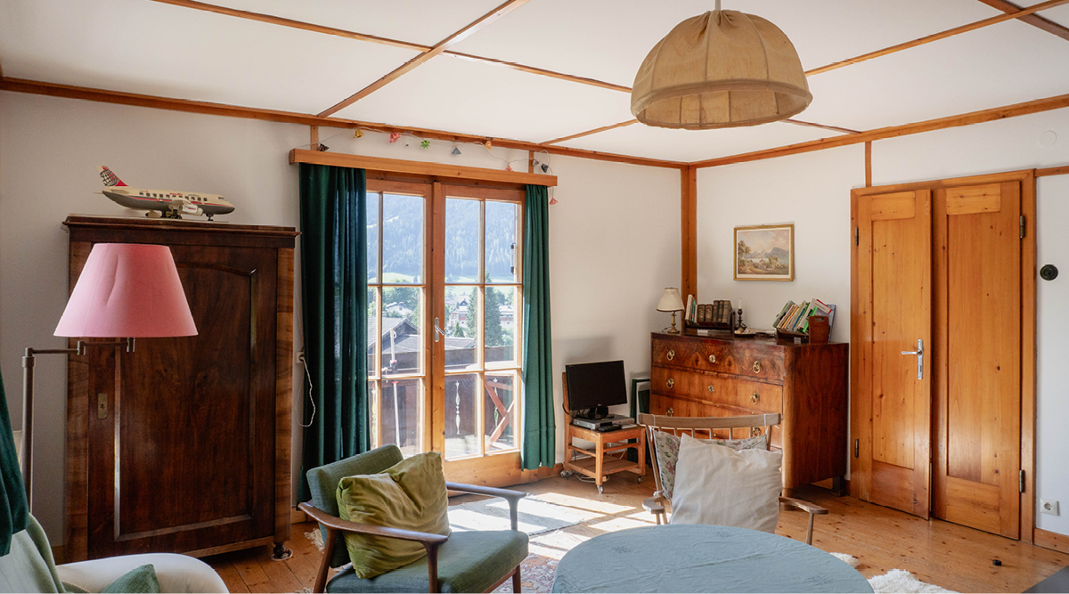 Wohnzimmer im Untergeschoss mit Blick auf den umlaufenden Balkon