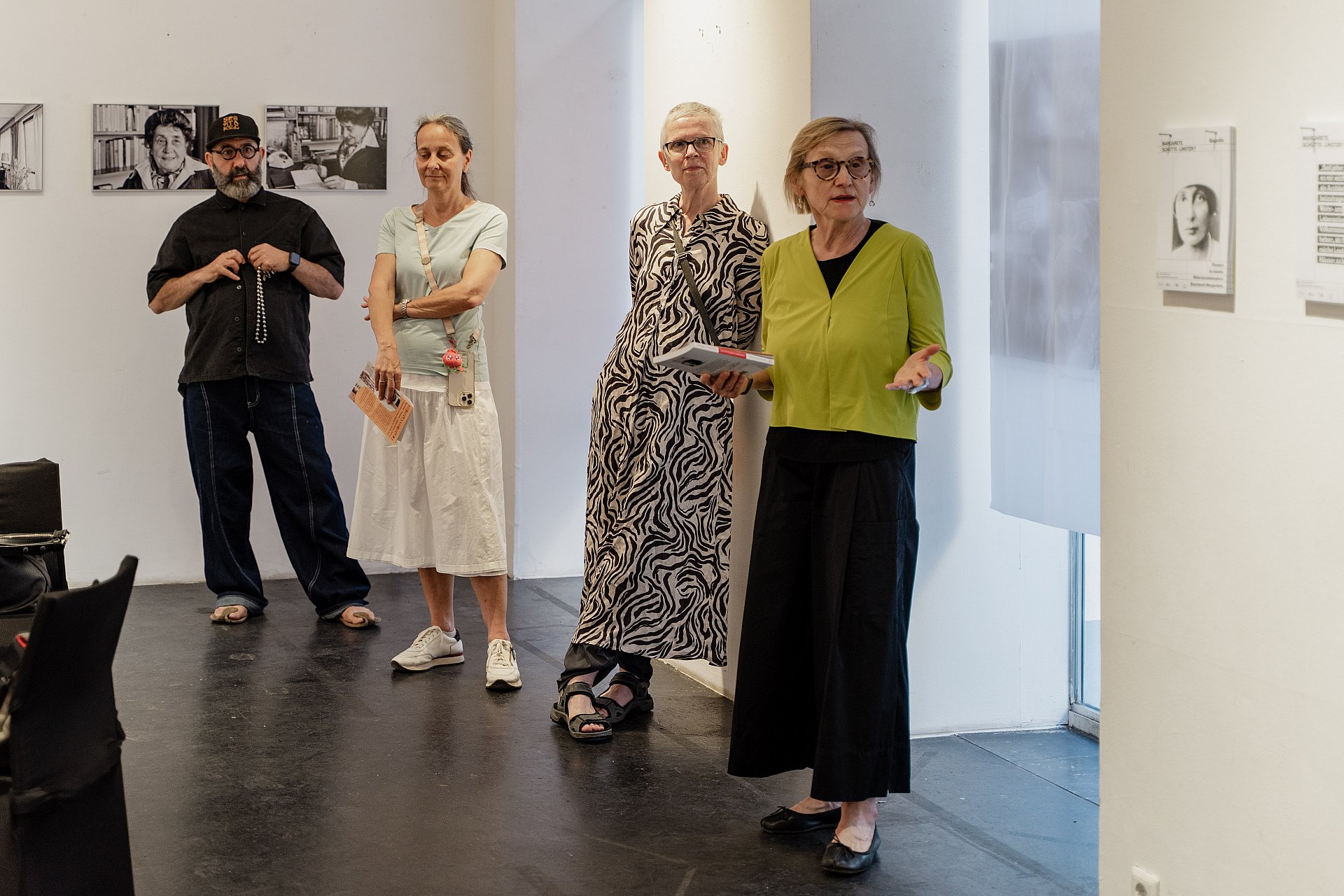 Von links nach rechts: Hawy Rahman (Inhaber des Spektakels), Petra Tierscherl (Bezirksvorsteher-Stellvertreterin), Judith Augustinovič (Leitung MSL Zentrum), Christine Zwingl (Obfrau des MSL Club / Leitung Forschungsteam Architektur Pionierinnen) Von links nach rechts: Hawy Rahman (Inhaber des Spektakels), Petra Tierscherl (Bezirksvorsteher-Stellvertreterin), Judith Augustinovič (Leitung MSL Zentrum), Christine Zwingl (Obfrau des MSL Club / Leitung Forschungsteam Architektur Pionierinnen)