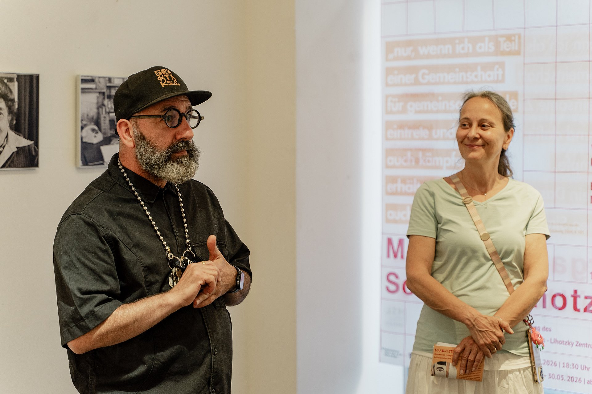 Links: Hawy Rahman (Inhaber des Spektakels) Rechts: Petra Tierscherl (Bezirksvorsteher-Stellvertreterin) Links: Hawy Rahman (Inhaber des Spektakels) Rechts: Petra Tierscherl (Bezirksvorsteher-Stellvertreterin)