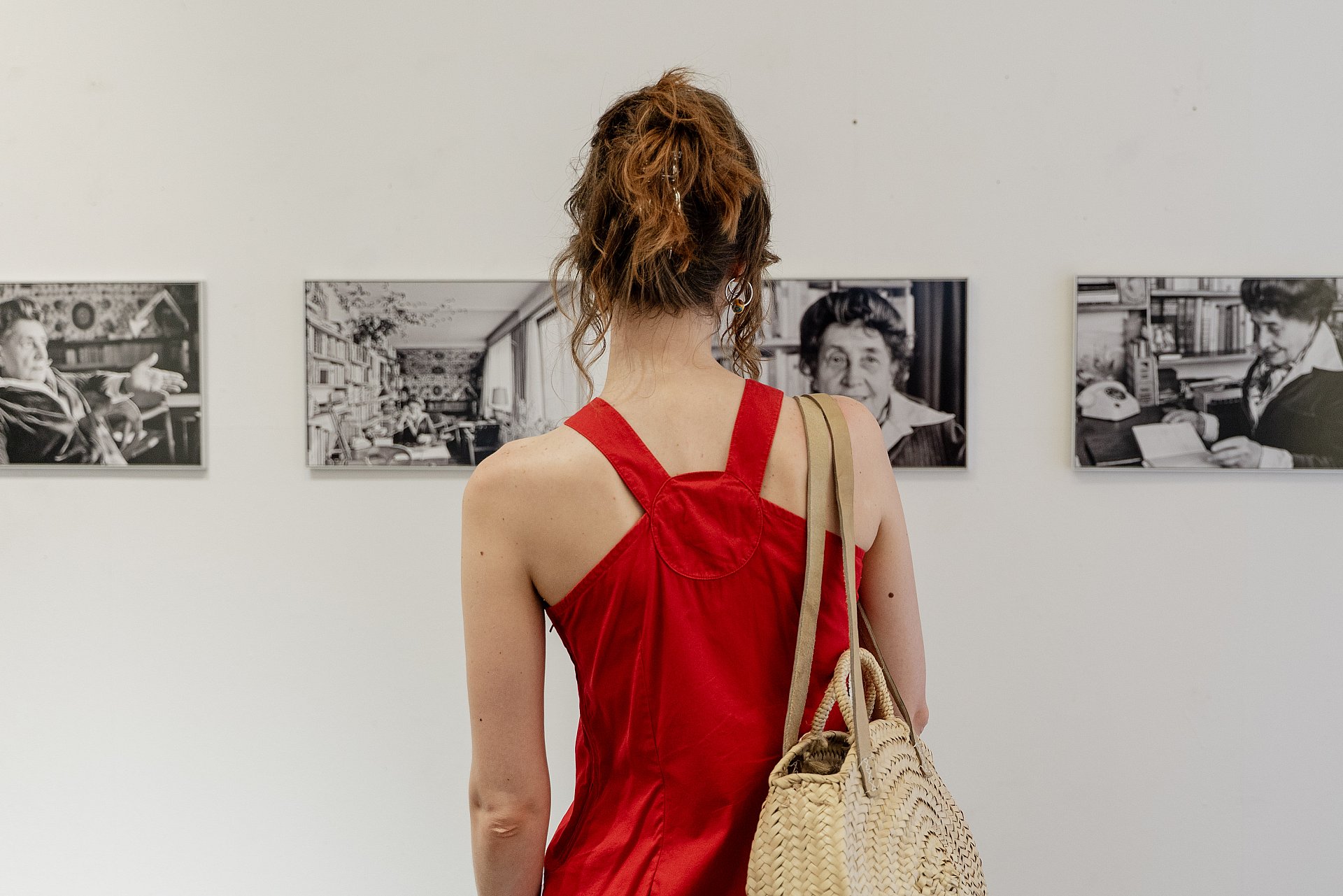 Einen zentraler Ankerpunkt der Ausstellung bildeten Fotografien von Margherita Spiluttini, die Margarete Schütte-Lihotzky im Jahr 1981 zeigten. Einen zentraler Ankerpunkt der Ausstellung bildeten Fotografien von Margherita Spiluttini, die Margarete Schütte-Lihotzky im Jahr 1981 zeigten.