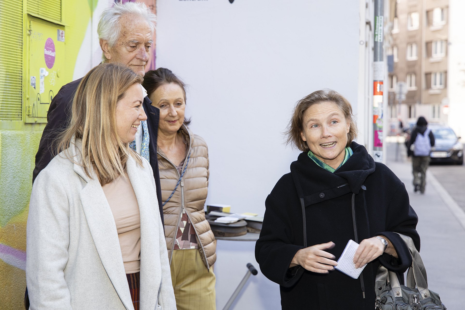 Martina Taig, KÖR (rechts), Künster:innen PRINZpod, Bezirksvorsteherin Silvia Jankovic,    Foto: ©Bettina Frenzel