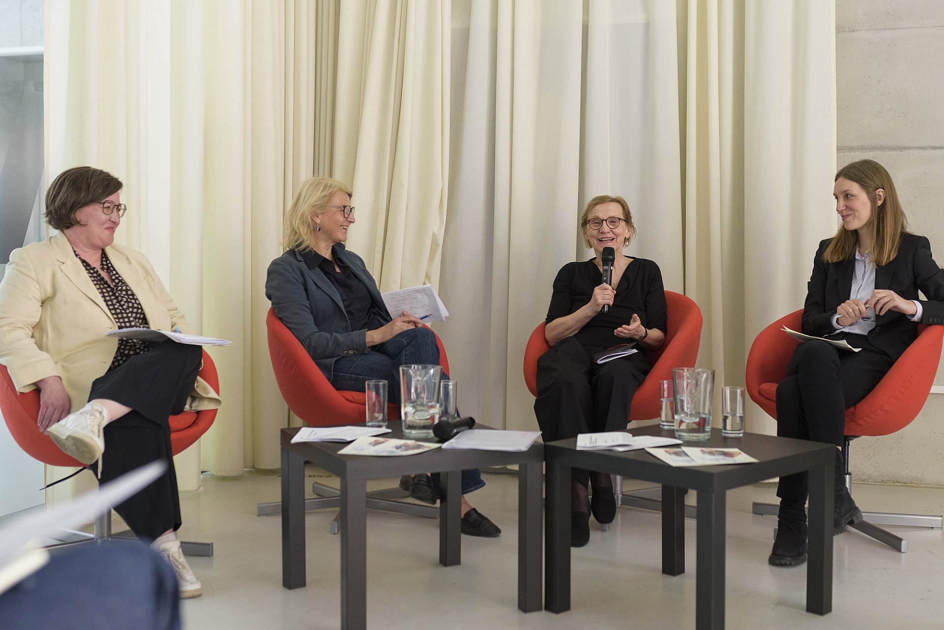 Von links nach rechts: Birgit Kirchmayr, Sabine Plakolm-Forsthuber,  Christine Zwingl und Katharina Hövelmann,       Foto © Dominik Buda, Kunstsammlung und Archiv, Angewandte 