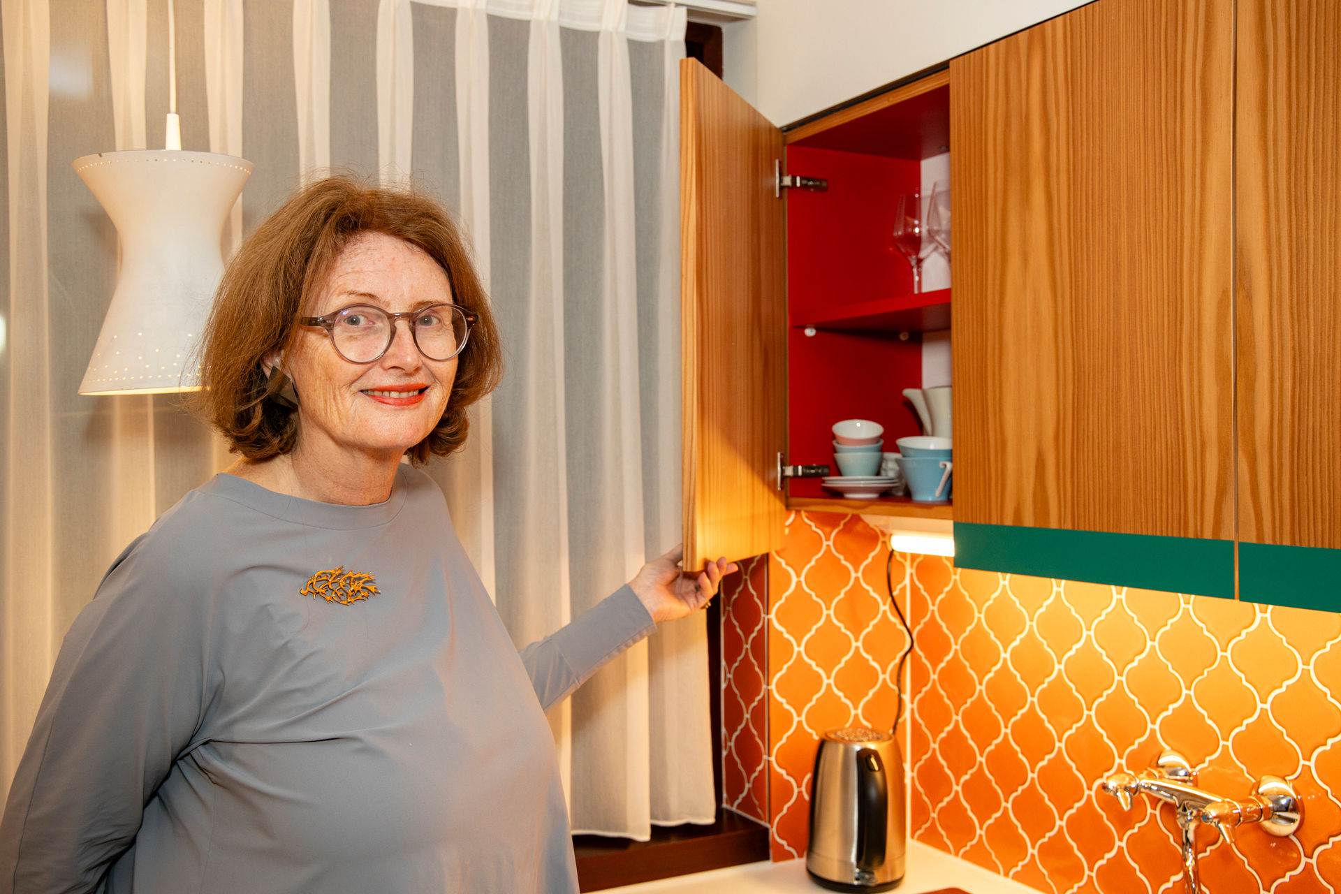 Renate Allmayer-Beck in der rekonstruierten Küche  Foto © Bettina Frenzel 