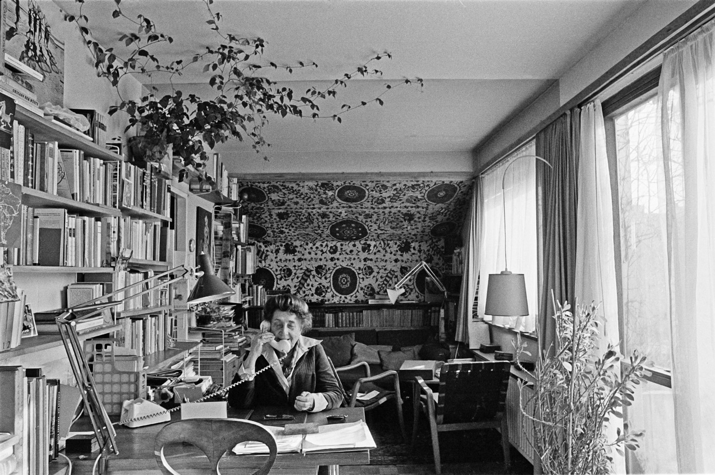 Margarete Schütte-Lihotzky in ihrer Wohnung, 1981, Foto: Margherita Spiluttini